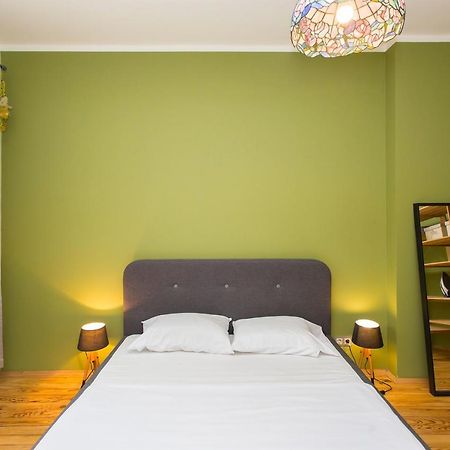 Colorful 2Bdr Apartment In The City Center Szófia Kültér fotó
