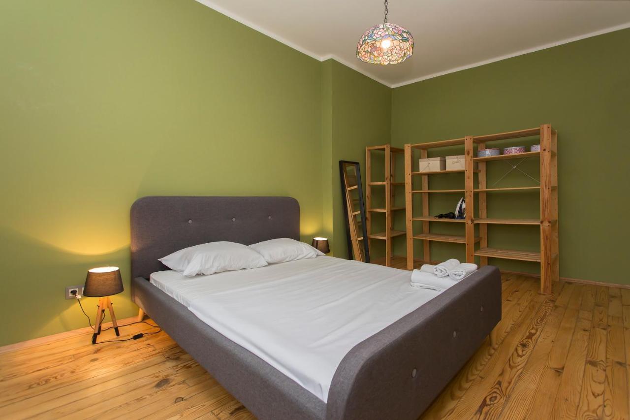 Colorful 2Bdr Apartment In The City Center Szófia Kültér fotó
