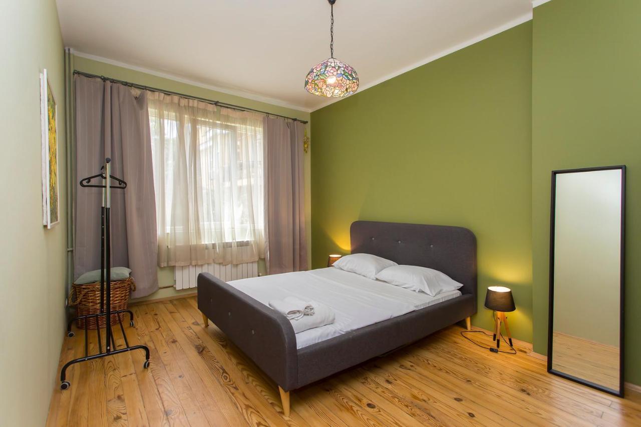 Colorful 2Bdr Apartment In The City Center Szófia Kültér fotó