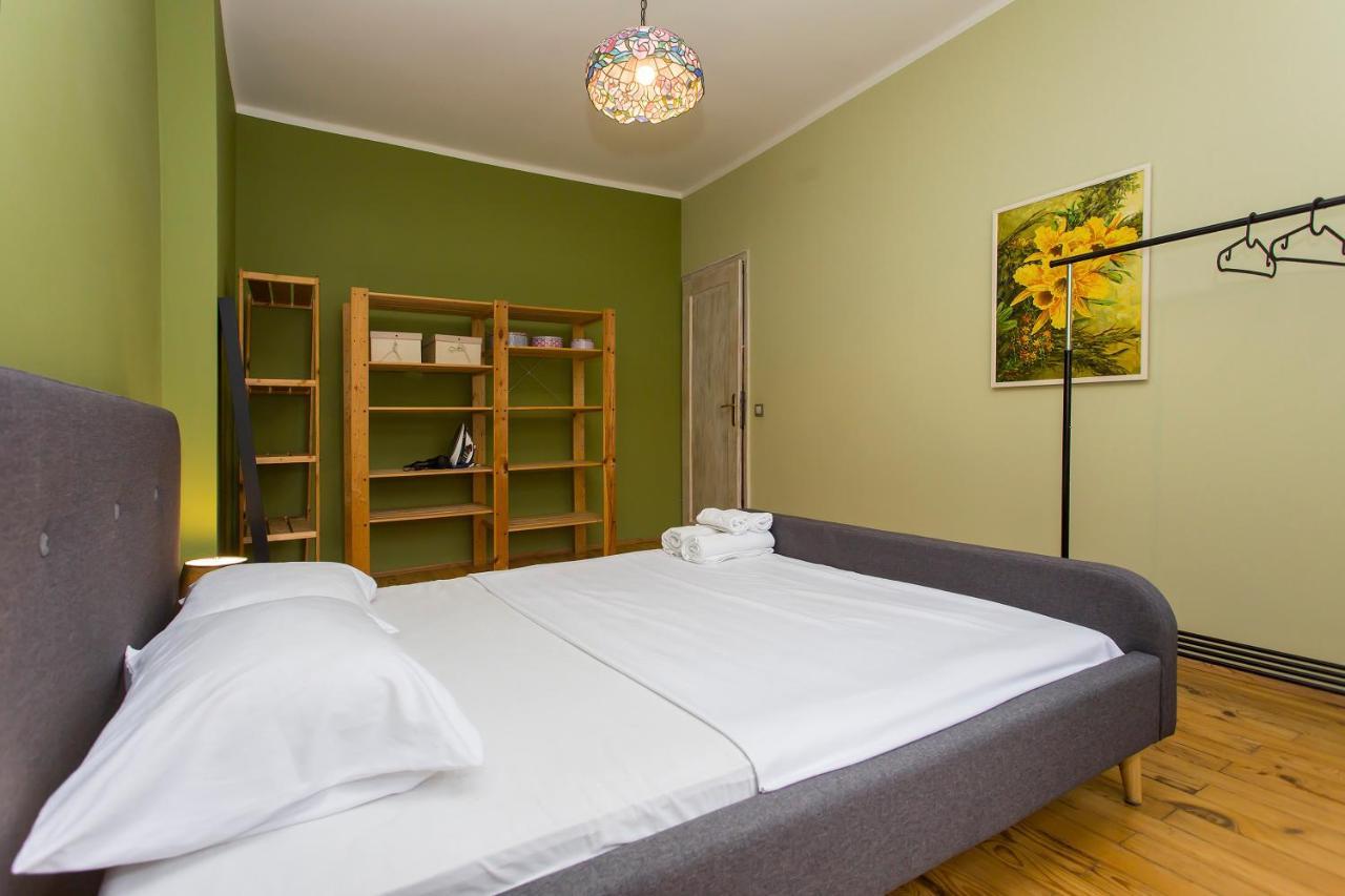 Colorful 2Bdr Apartment In The City Center Szófia Kültér fotó