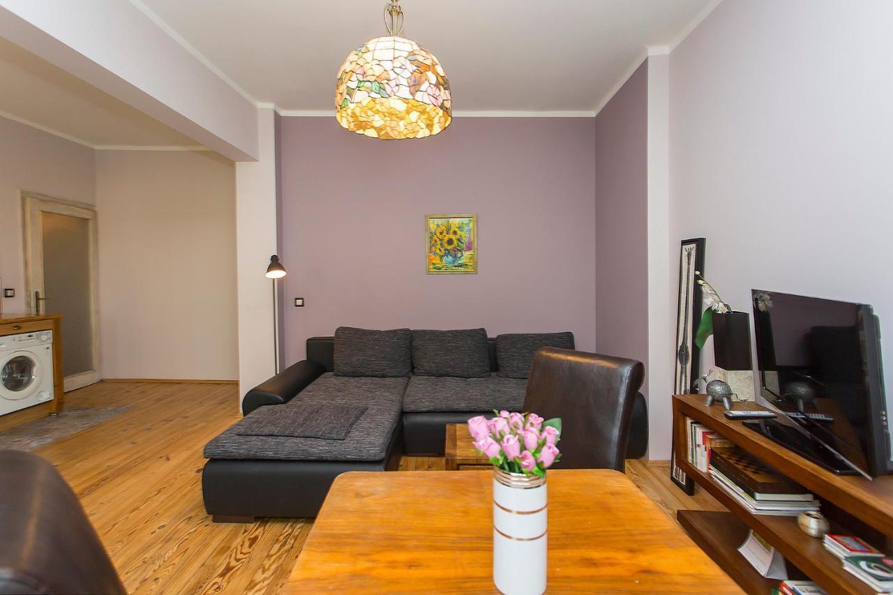 Colorful 2Bdr Apartment In The City Center Szófia Kültér fotó