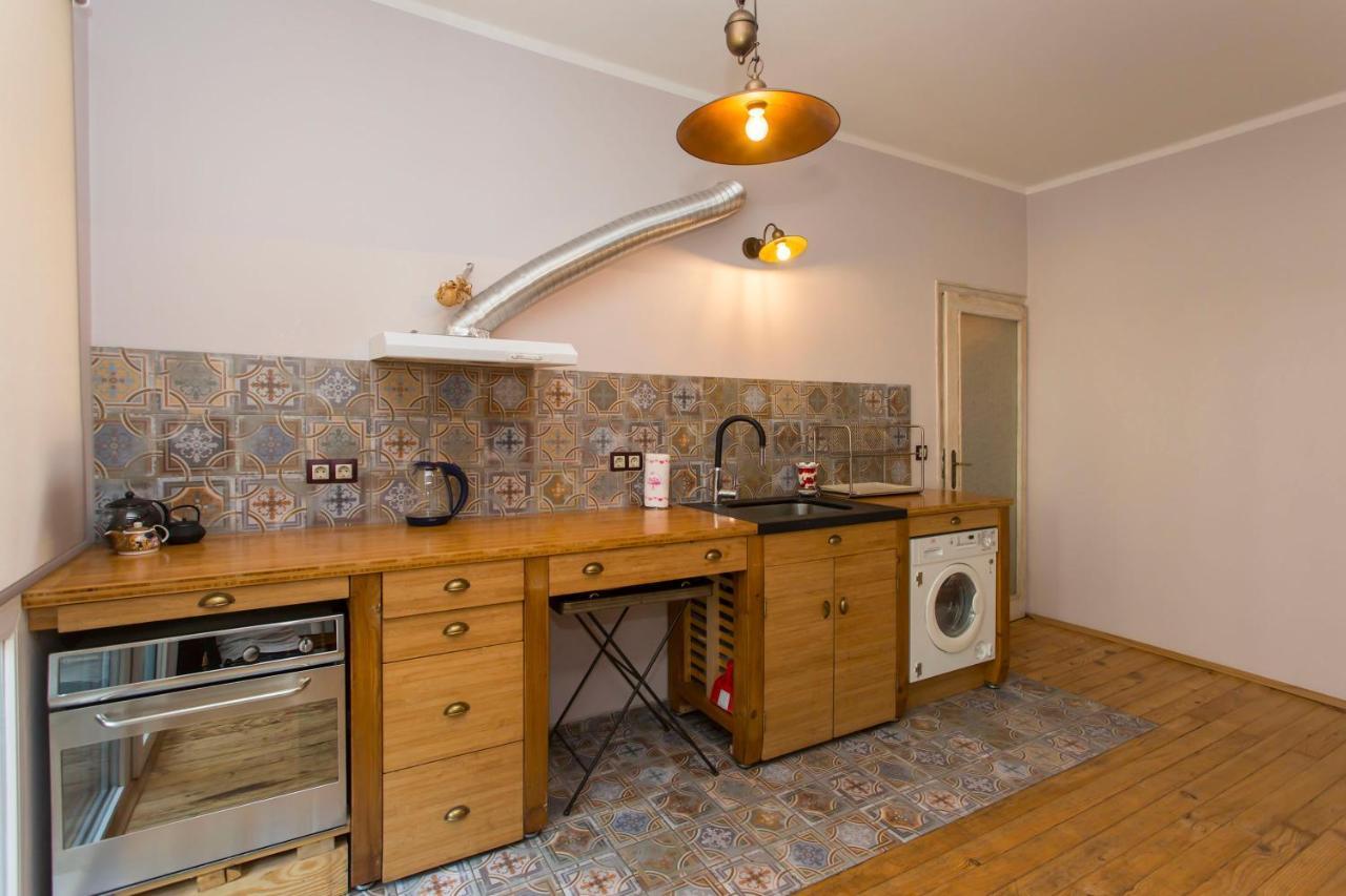 Colorful 2Bdr Apartment In The City Center Szófia Kültér fotó